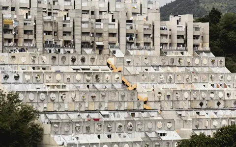 Massive Wohnanlage im Stil der brutalismus architektur, mit terrassierten Ebenen und vielen runden Fenstern.