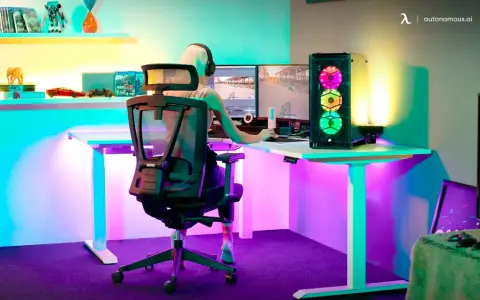 Kleine Gaming-Zimmer-Ideen: Ein Spieler genießt bunte Beleuchtung und zwei Monitore.