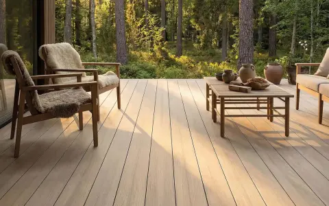 Holzdeck mit bequemen Sesseln und Tisch, umgeben von Wald. Ein **garten skandinavisch gestalten** – minimalistisch und naturverbunden.