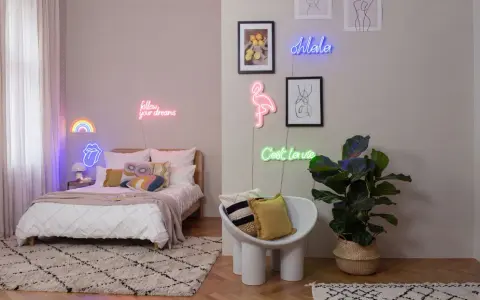 Gemütliches Schlafzimmer mit bunten Neonschildern wie "follow your dreams" und einem Flamingo. Tolle ästhetische Zimmer Ideen für eine inspirierende Atmosphäre.