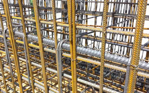 Stahlstäbe bilden ein dichtes Gitter. Die Betonbewehrung ist bereit für den Guss, ein starkes Fundament für zukünftige Bauwerke.