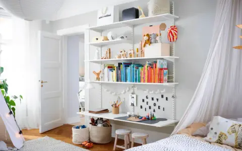 Schöne kinderzimmer ordnung ideen: Spielzeug, Bücher und Bastelmaterialien sind ordentlich auf einem Regal verstaut.
