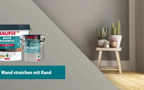 Zwei Eimer Wandfarbe, ein großer weißer und ein kleinerer mit "Farbakzente" Motiv. Daneben ein Hocker mit Pflanzen. Text: "Wand streichen mit Rand".