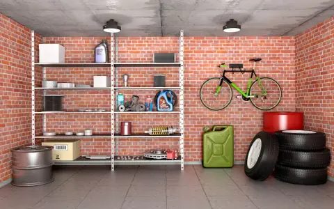 Coole Garagen Ideen: Ordnungssystem mit Regalen, Werkzeug, Ersatzteilen, Kanister, Reifen und einem Fahrrad.