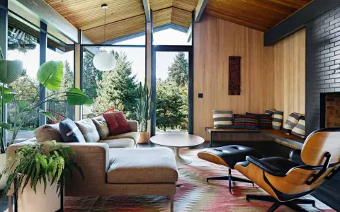 Gemütliches Wohnzimmer im **mid century modern** Stil mit großen Fenstern, Holzdecken und einer gemütlichen Sitzecke.