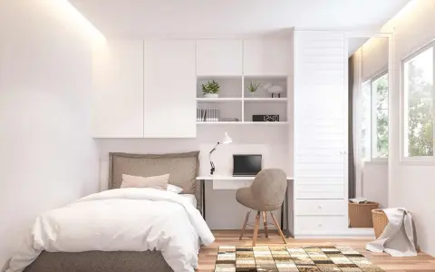 Ein schmales Jugendzimmer einrichten: Bett, Schreibtisch mit Laptop, Regal und Kleiderschrank mit Spiegel. Helle Farben und Holzfußboden schaffen Gemütlichkeit.