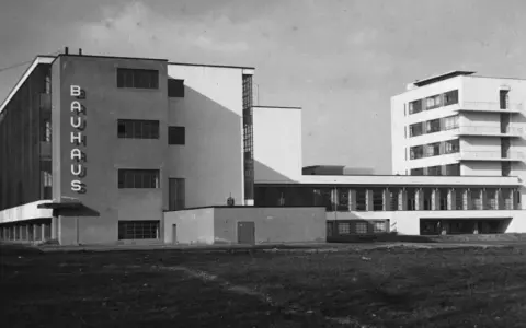 Das Bauhaus-Gebäude in Dessau, ein ikonisches Beispiel der Bauhaus-Epoche, mit seinen klaren Linien und funktionalen Formen.
