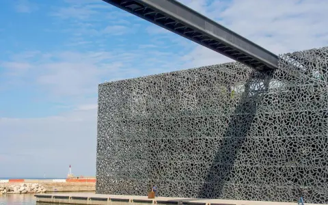 Das MuCEM Marseille mit seiner faszinierenden Gitterfassade, die wie ein Netz wirkt, ragt am Hafen auf.