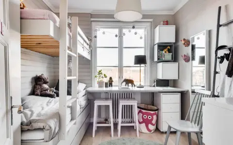 Schlafzimmer mit Etagenbett und Schreibtisch. Tolle kinderzimmer klein ideen für platzsparende Einrichtung.
