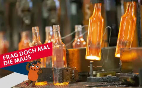 Glühende Glasflaschen in einer Fabrik. Die Maus fragt sich, wann wurde Glas erfunden?