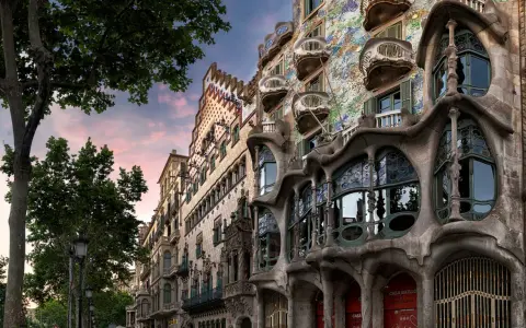 Fassade der Casa Batlló in Barcelona, ein Meisterwerk der Jugendstil Architektur mit organischen Formen und bunten Mosaiken.