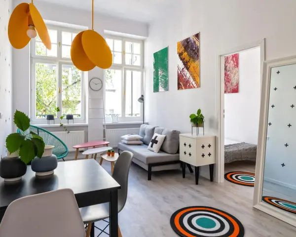 Stilvolle einraumwohnung einrichten mit modernen Möbeln, Kunst und leuchtenden Akzenten.