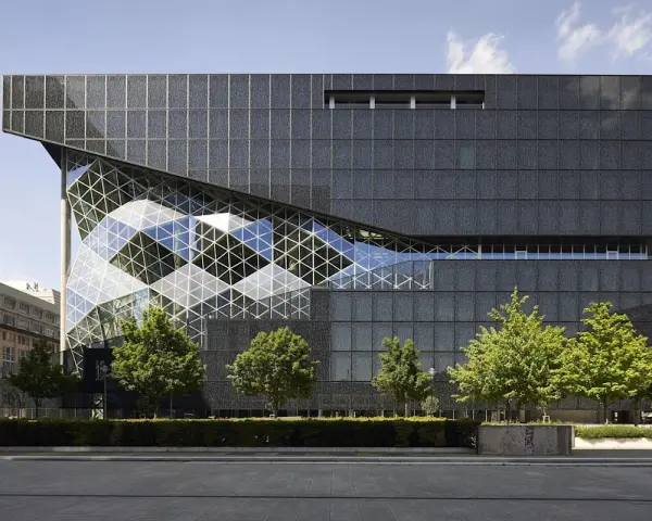 Der Axel Springer Neubau in Berlin mit seiner markanten Glasfassade und dunklen Außenhaut.