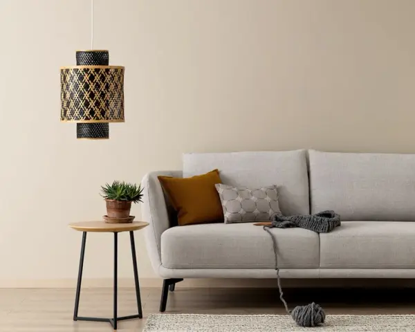 Gemütliches Wohnzimmer: Ein beiger Teppich und ein graues Sofa laden zum Entspannen ein. Beige und grau kombinieren wohnen stilvoll.