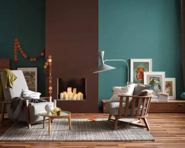 Gemütliches Wohnzimmer: Holz und Farben kombinieren. Zwei Sessel, Kamin mit Kerzen, Bilder und eine Lampe.
