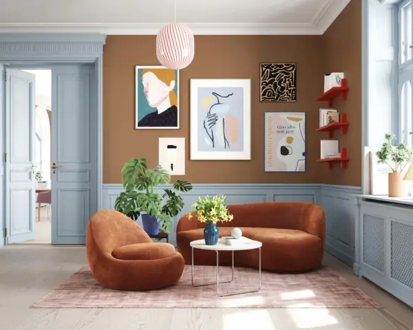 Ein Wohnzimmer mit braunen Wänden, hellblauen Türen und Akzenten. Welche Farbe passt zu Beige und Braun? Hier: Orange Möbel und ein rosa Teppich.