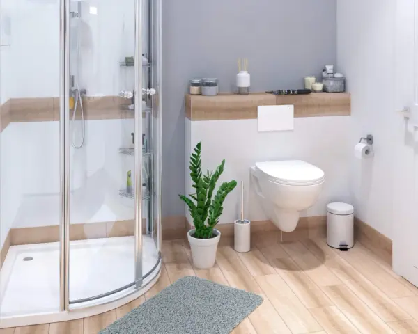 Ein kleines Badezimmer modern gestalten: Duschkabine, Hänge-WC, Pflanzen und Holzoptik schaffen eine Wohlfühloase.
