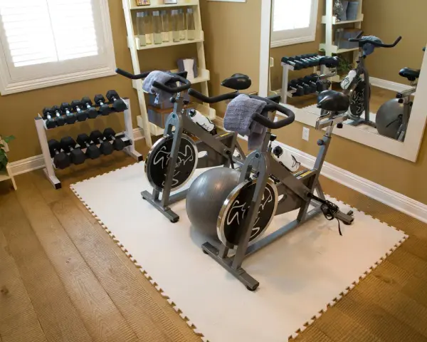 Zwei Heimtrainer, Hanteln und ein Gymnastikball – tolle home gym ideen für dein Workout zu Hause.