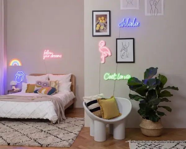 Gemütliches Schlafzimmer mit bunten Neonschildern wie "follow your dreams" und einem Flamingo. Tolle ästhetische Zimmer Ideen für eine inspirierende Atmosphäre.