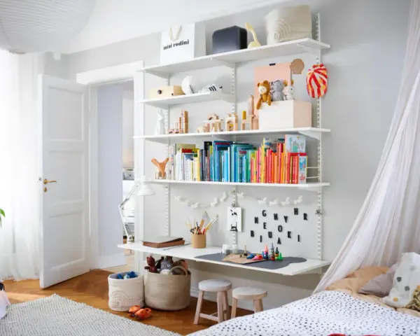 Schöne kinderzimmer ordnung ideen: Spielzeug, Bücher und Bastelmaterialien sind ordentlich auf einem Regal verstaut.