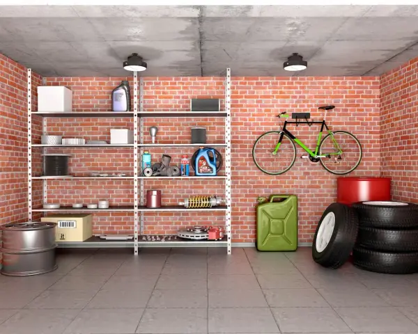 Coole Garagen Ideen: Ordnungssystem mit Regalen, Werkzeug, Ersatzteilen, Kanister, Reifen und einem Fahrrad.