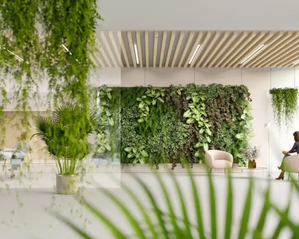Ein Büro mit biophilem Design: Eine üppige grüne Wand und hängende Pflanzen schaffen eine beruhigende Atmosphäre. Menschen arbeiten und entspannen sich inmitten der Natur.