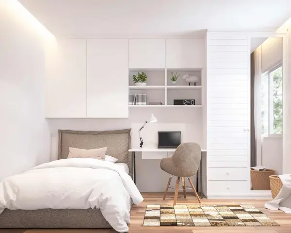 Ein schmales Jugendzimmer einrichten: Bett, Schreibtisch mit Laptop, Regal und Kleiderschrank mit Spiegel. Helle Farben und Holzfußboden schaffen Gemütlichkeit.