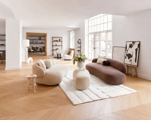Ein helles Wohnzimmer mit organischen Sofas und einem Essbereich. Verschiedene einrichtungsstile arten werden hier modern interpretiert.