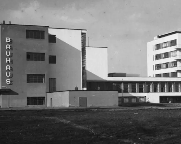 Das Bauhaus-Gebäude in Dessau, ein ikonisches Beispiel der Bauhaus-Epoche, mit seinen klaren Linien und funktionalen Formen.