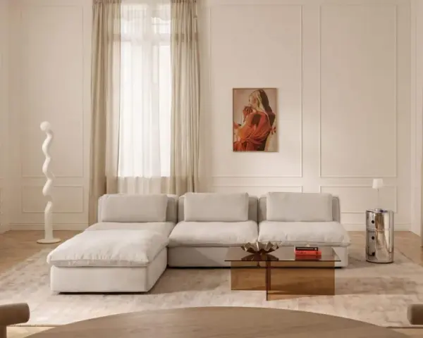 Ein Wohnzimmer in sanften Tönen. Die Farbe Ecru dominiert bei Sofa, Teppich und Vorhängen und schafft eine warme, einladende Atmosphäre.