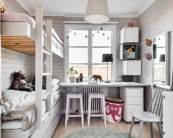 Schlafzimmer mit Etagenbett und Schreibtisch. Tolle kinderzimmer klein ideen für platzsparende Einrichtung.