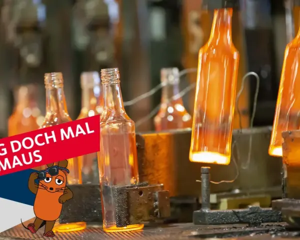 Glühende Glasflaschen in einer Fabrik. Die Maus fragt sich, wann wurde Glas erfunden?