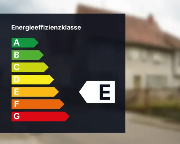 Energieeffizienzklasse E. Das Diagramm zeigt die Energieeffizienz von Gebäuden, von A (grün, sehr effizient) bis G (rot, wenig effizient).