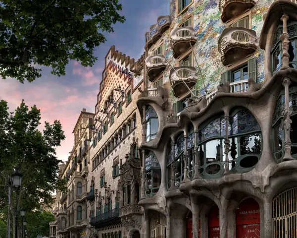 Fassade der Casa Batlló in Barcelona, ein Meisterwerk der Jugendstil Architektur mit organischen Formen und bunten Mosaiken.