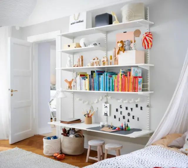 Schöne kinderzimmer ordnung ideen: Spielzeug, Bücher und Bastelmaterialien sind ordentlich auf einem Regal verstaut.