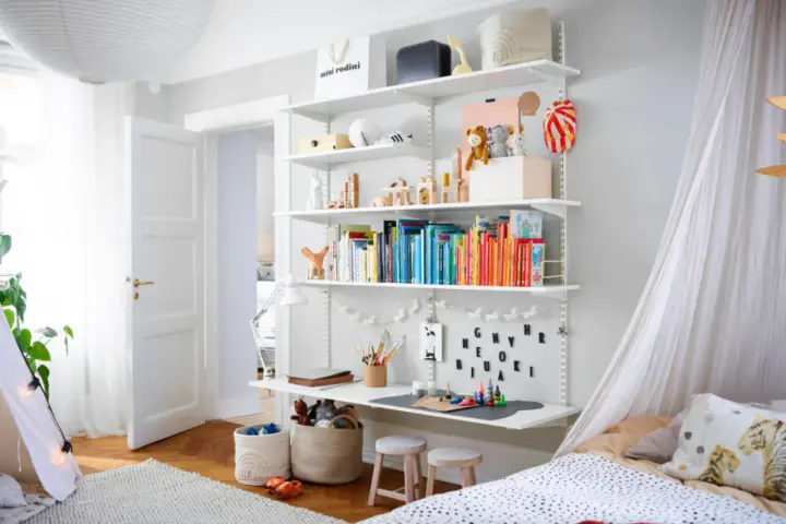 Schöne kinderzimmer ordnung ideen: Spielzeug, Bücher und Bastelmaterialien sind ordentlich auf einem Regal verstaut.