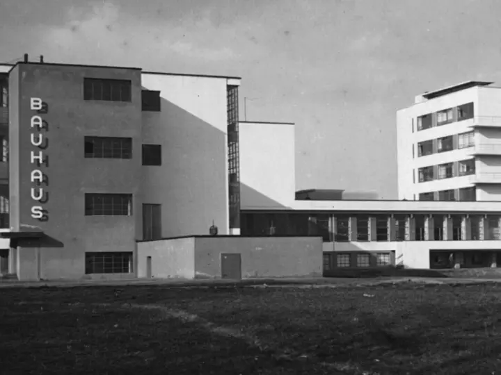 Das Bauhaus-Gebäude in Dessau, ein ikonisches Beispiel der Bauhaus-Epoche, mit seinen klaren Linien und funktionalen Formen.