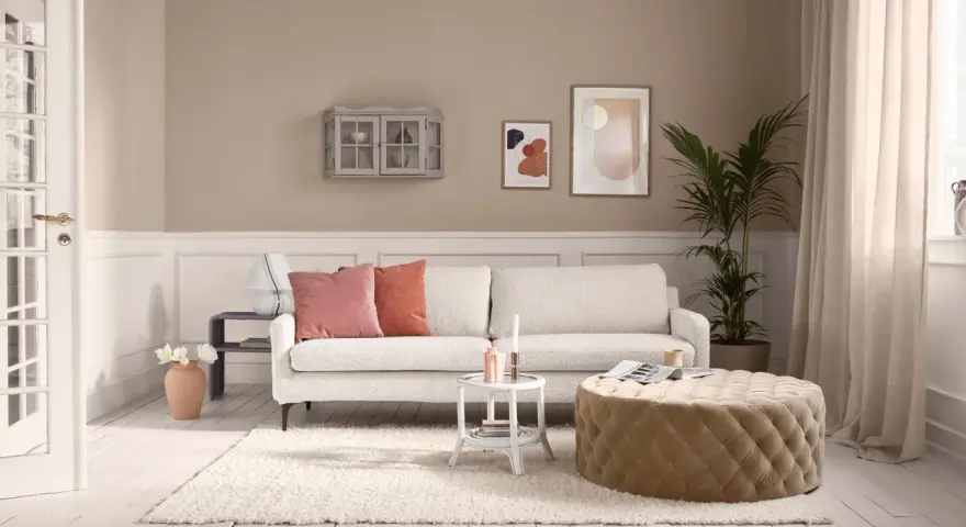 Gemütliches Wohnzimmer mit beigem Teppich und Hocker. Hier siehst du, wie man beige mit anderen Farben mischt.