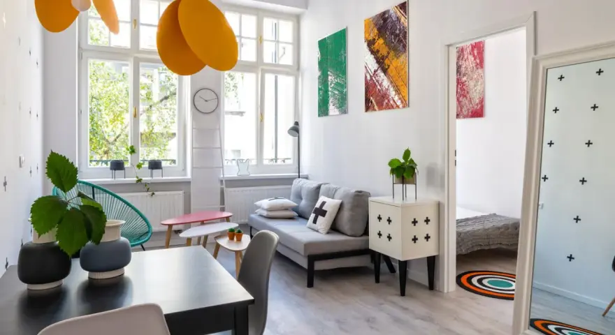 Stilvolle einraumwohnung einrichten mit modernen Möbeln, Kunst und leuchtenden Akzenten.