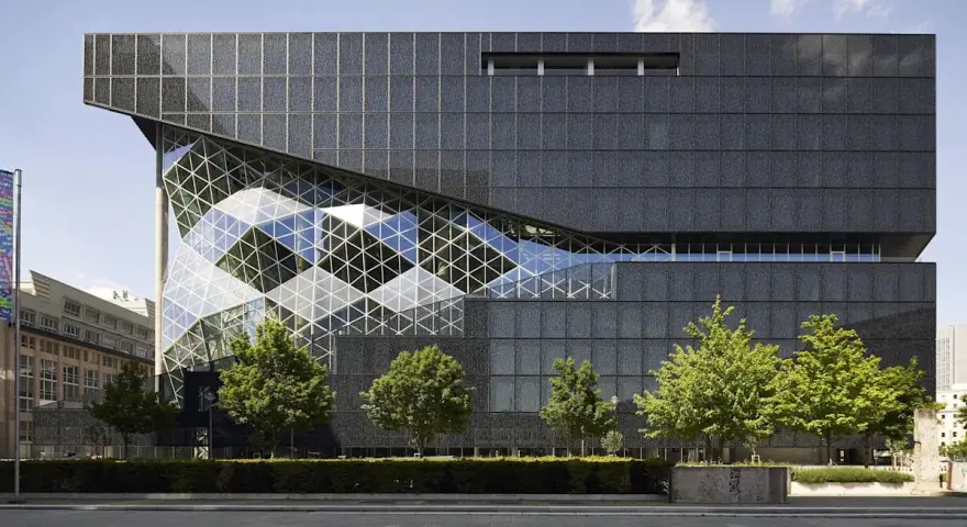 Der Axel Springer Neubau in Berlin mit seiner markanten Glasfassade und dunklen Außenhaut.