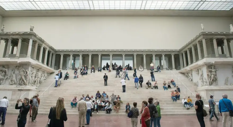 Besucher bestaunen die beeindruckende Architektur des Pergamonmuseums, während die Sanierung im Gange ist.