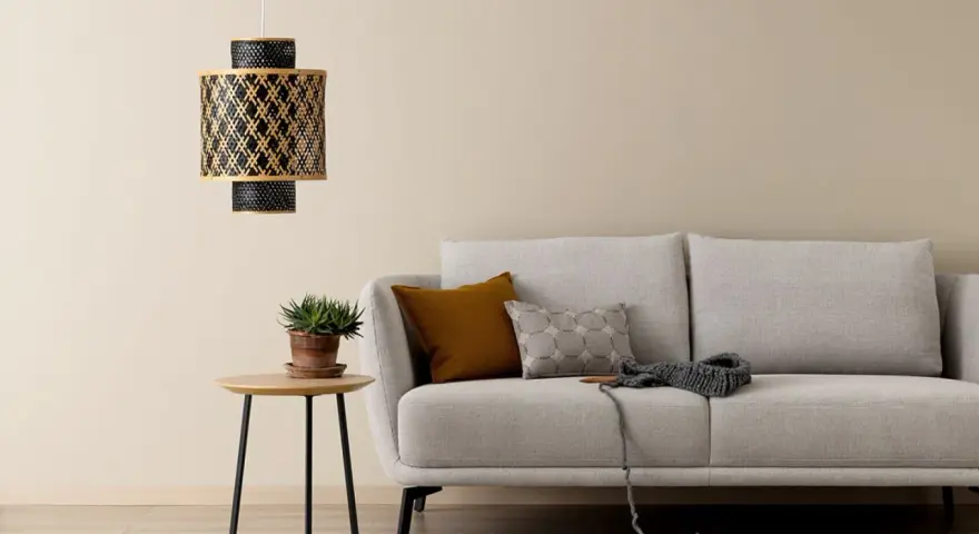 Gemütliches Wohnzimmer: Ein beiger Teppich und ein graues Sofa laden zum Entspannen ein. Beige und grau kombinieren wohnen stilvoll.