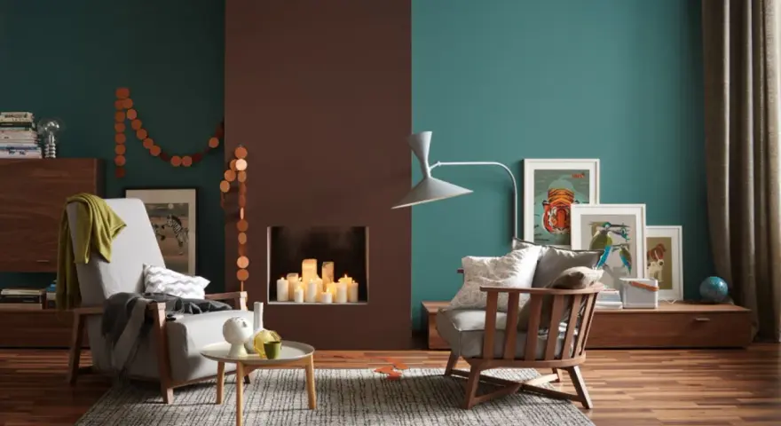 Gemütliches Wohnzimmer: Holz und Farben kombinieren. Zwei Sessel, Kamin mit Kerzen, Bilder und eine Lampe.