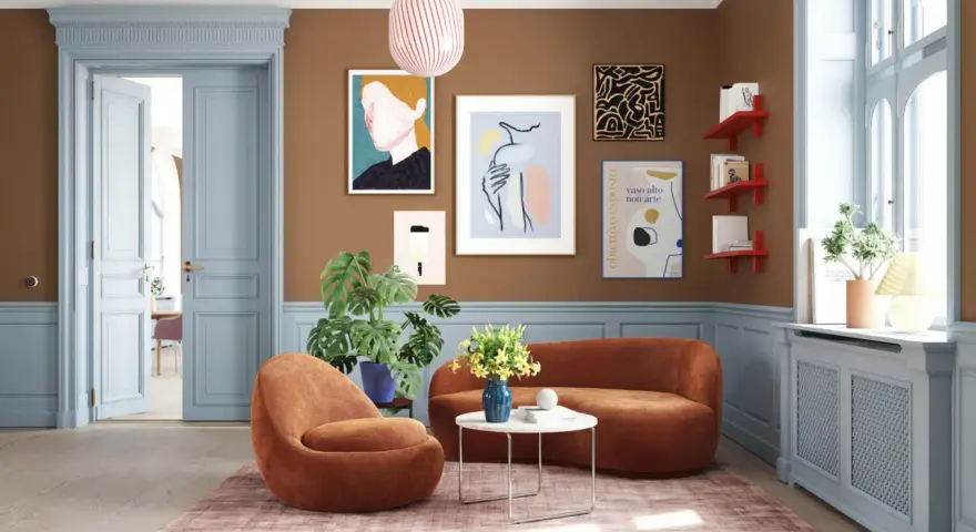 Ein Wohnzimmer mit braunen Wänden, hellblauen Türen und Akzenten. Welche Farbe passt zu Beige und Braun? Hier: Orange Möbel und ein rosa Teppich.