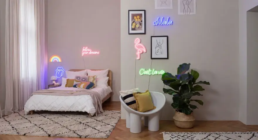 Gemütliches Schlafzimmer mit bunten Neonschildern wie "follow your dreams" und einem Flamingo. Tolle ästhetische Zimmer Ideen für eine inspirierende Atmosphäre.