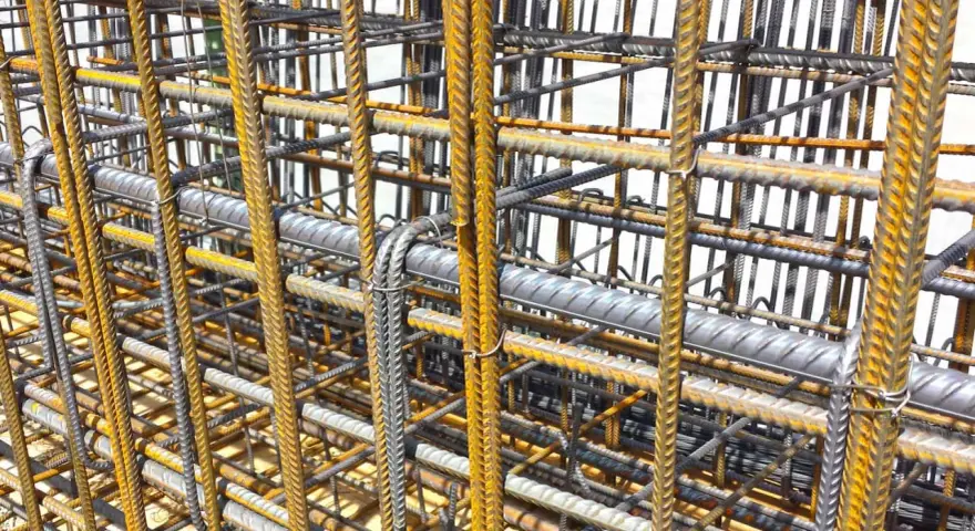 Stahlstäbe bilden ein dichtes Gitter. Die Betonbewehrung ist bereit für den Guss, ein starkes Fundament für zukünftige Bauwerke.