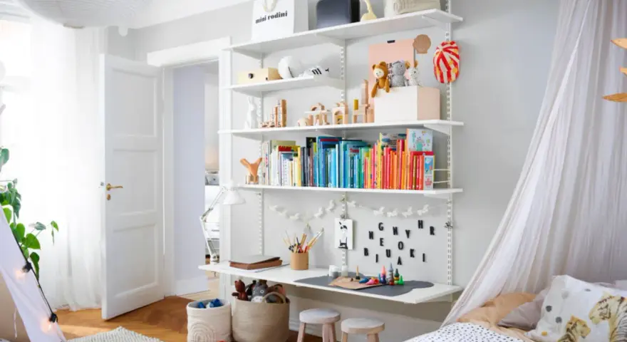 Schöne kinderzimmer ordnung ideen: Spielzeug, Bücher und Bastelmaterialien sind ordentlich auf einem Regal verstaut.