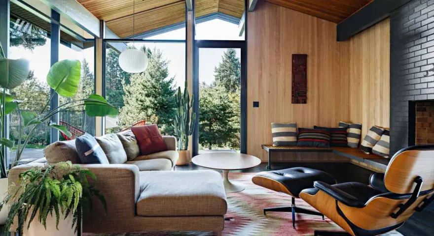 Gemütliches Wohnzimmer im **mid century modern** Stil mit großen Fenstern, Holzdecken und einer gemütlichen Sitzecke.