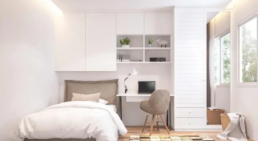Ein schmales Jugendzimmer einrichten: Bett, Schreibtisch mit Laptop, Regal und Kleiderschrank mit Spiegel. Helle Farben und Holzfußboden schaffen Gemütlichkeit.