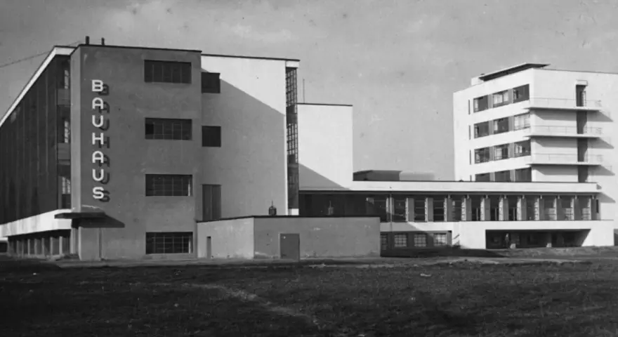 Das Bauhaus-Gebäude in Dessau, ein ikonisches Beispiel der Bauhaus-Epoche, mit seinen klaren Linien und funktionalen Formen.